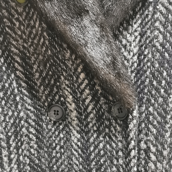 🌸 Faux fur lined gray coat 🌸 - Picture 5 of 6